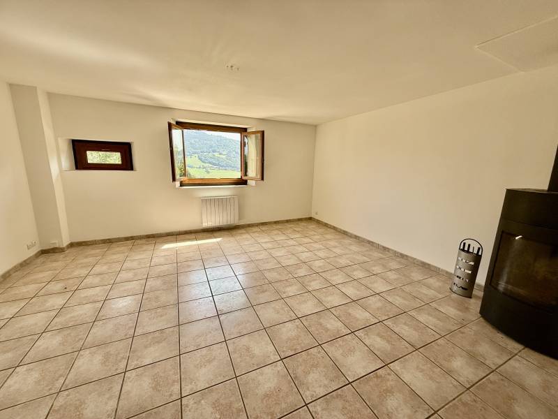 À louer Charmant duplex T4 avec jardin privatif à Burdignin