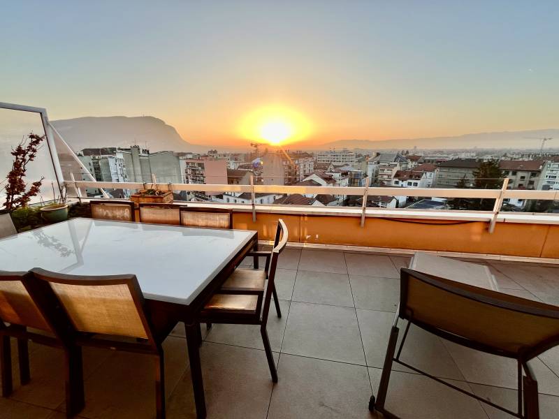 Grand T2 au dernier étage au centre d'Annemasse