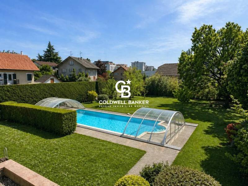 À vendre maison familiale à Annemasse 74100 avec terrain arboré de 1800 m², piscine couverte et accès Tram Genève à pied