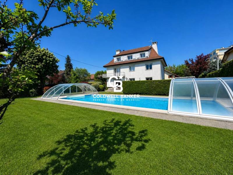 À vendre maison familiale à Annemasse 74100 avec terrain arboré de 1800 m², piscine couverte et accès Tram Genève à pied