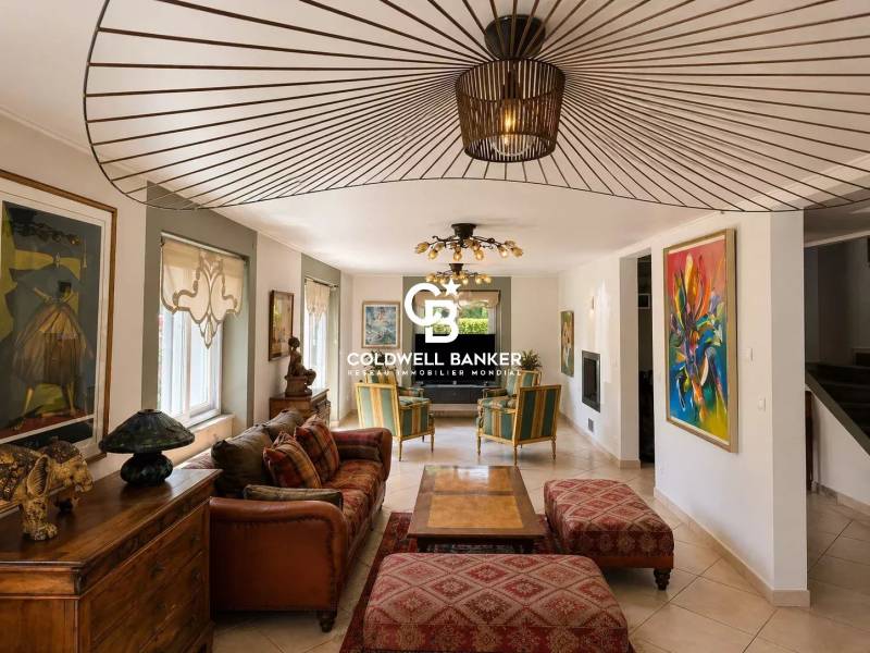 À vendre maison familiale à Annemasse 74100 avec terrain arboré de 1800 m², piscine couverte et accès Tram Genève à pied