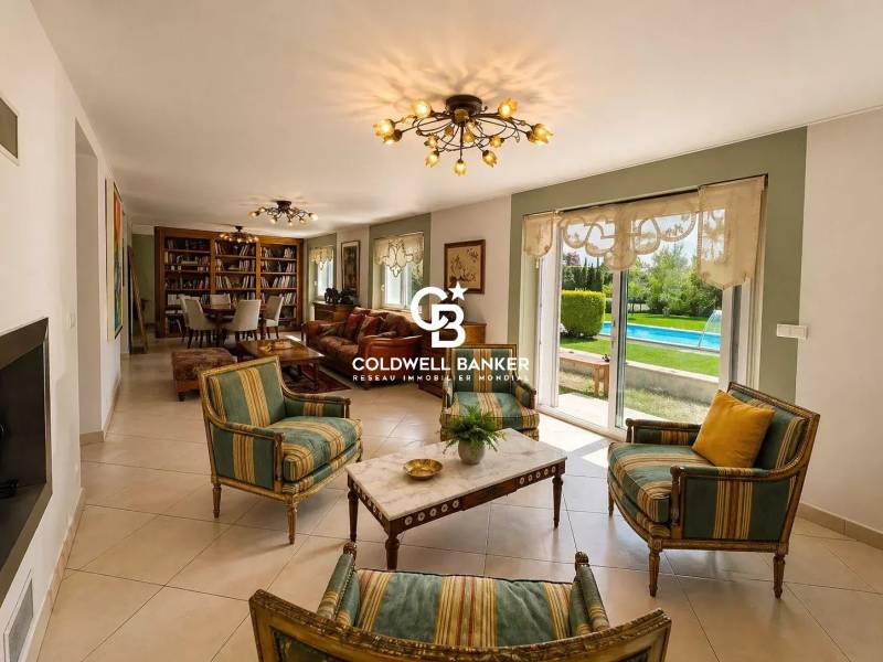 À vendre maison familiale à Annemasse 74100 avec terrain arboré de 1800 m², piscine couverte et accès Tram Genève à pied