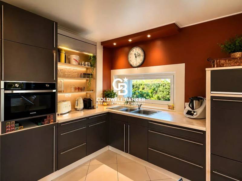À vendre maison familiale à Annemasse 74100 avec terrain arboré de 1800 m², piscine couverte et accès Tram Genève à pied