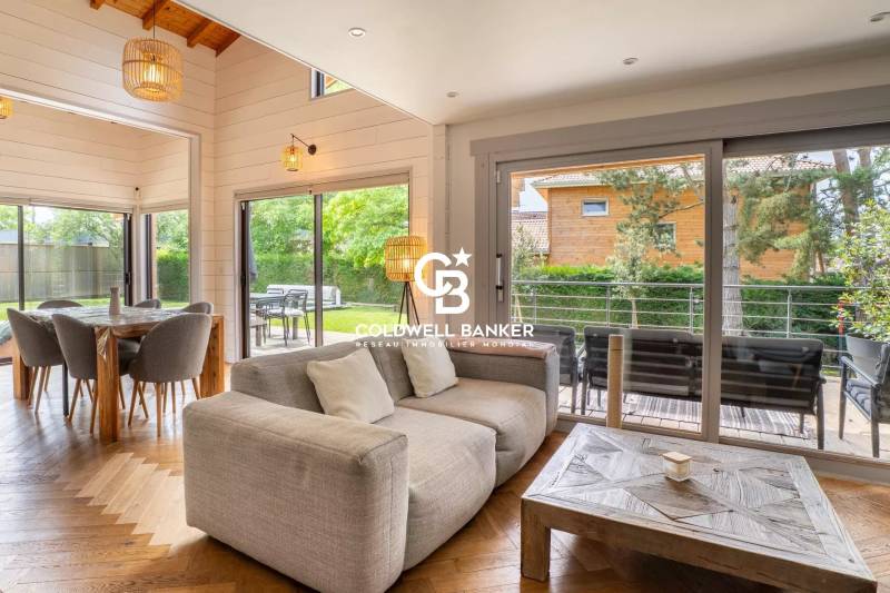 Maison chalet à Vétraz-Monthoux avec piscine chauffée, 5 chambres et jardin arboré