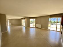 Notre zone d'activité pour ce service Vente d'une maison de village à rénover avec jardin et grande surface habitable proche des commodités